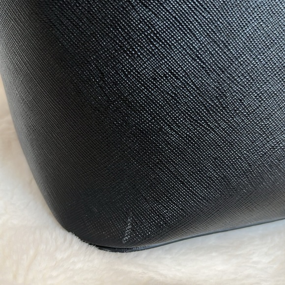 Michael Kors Black Large Travel Tote Bag - Picture 4 of 12